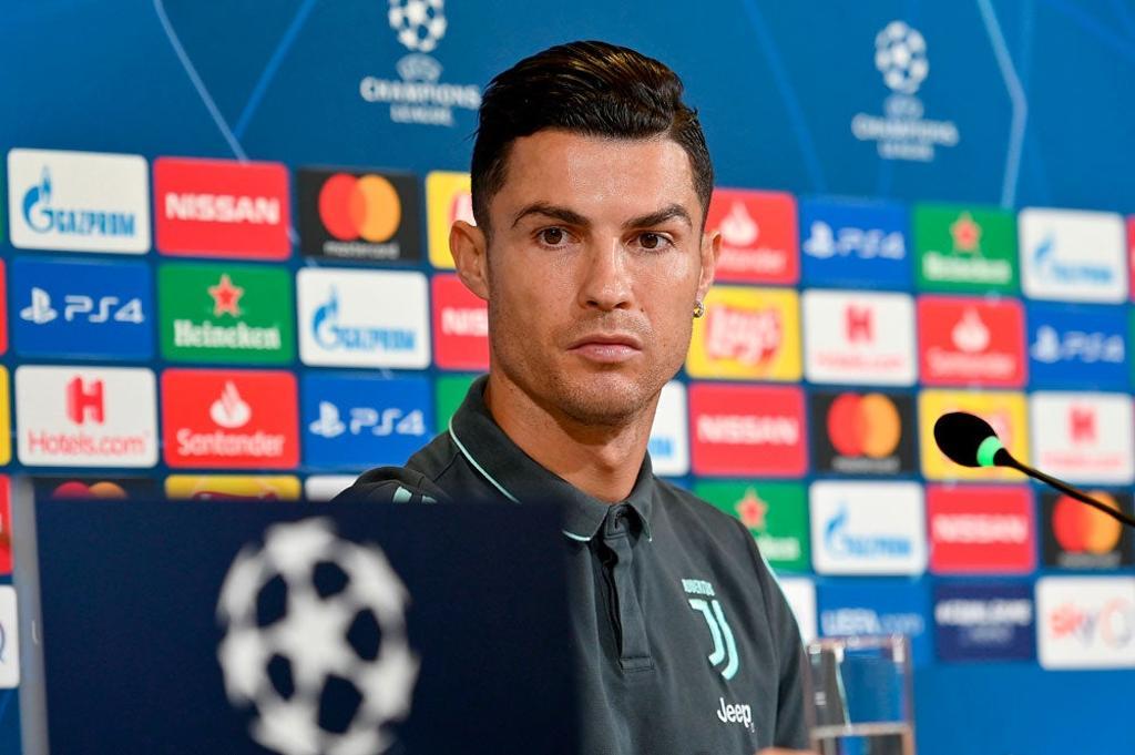 Cristiano Ronaldo serio en una rueda de prensa