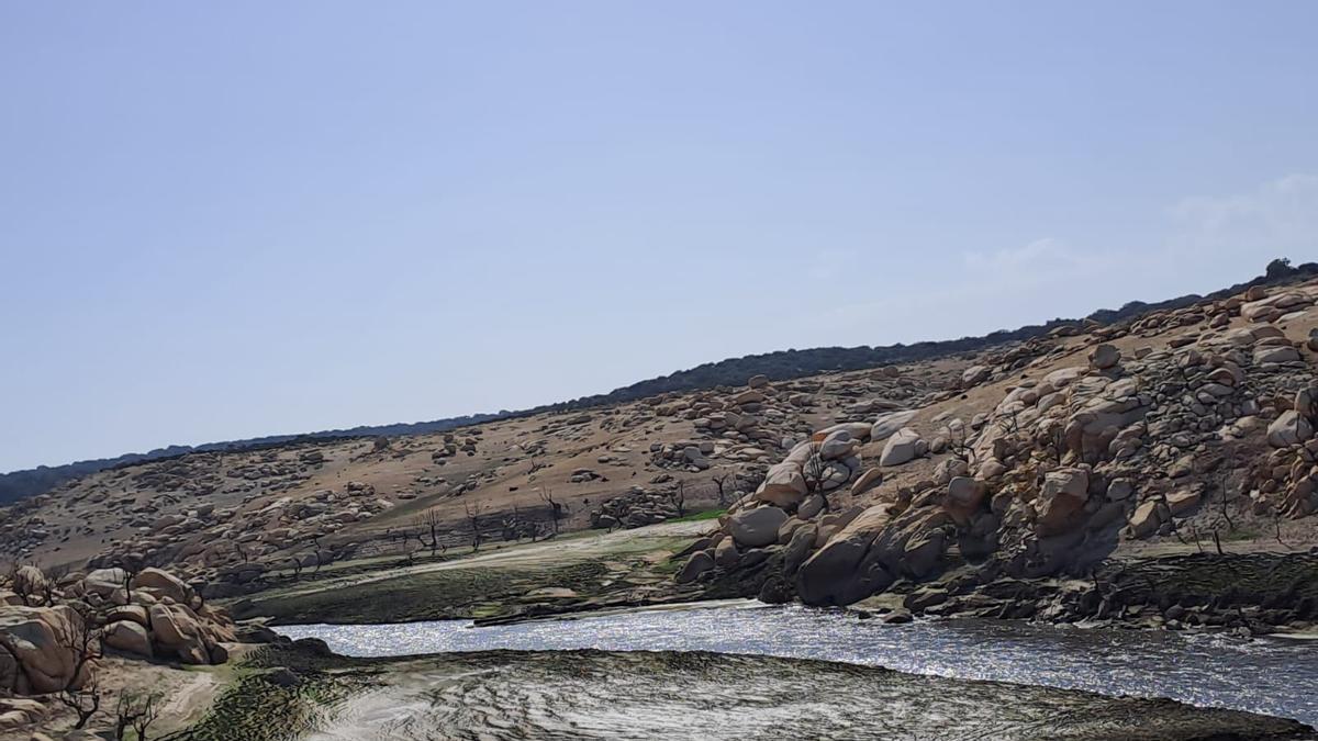 Curso del Tormes resurgido por la bajada del embalse de Almendra