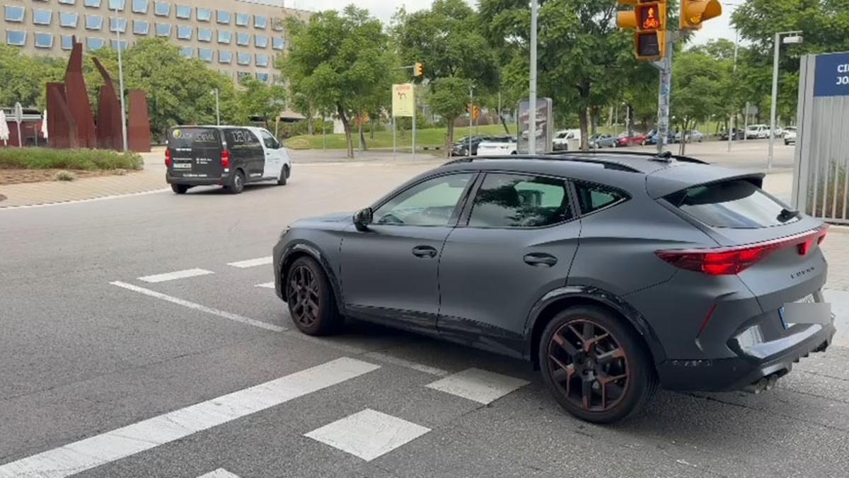 Dani Olmo abandona la Ciutat Esportiva tras cuatro horas pasando pruebas en la Ciutat Esportiva.