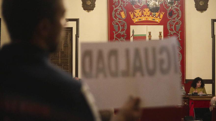 Los bomberos exhiben el lema de «igualdad» para que la concejala de Personal (al fondo) les haga caso.