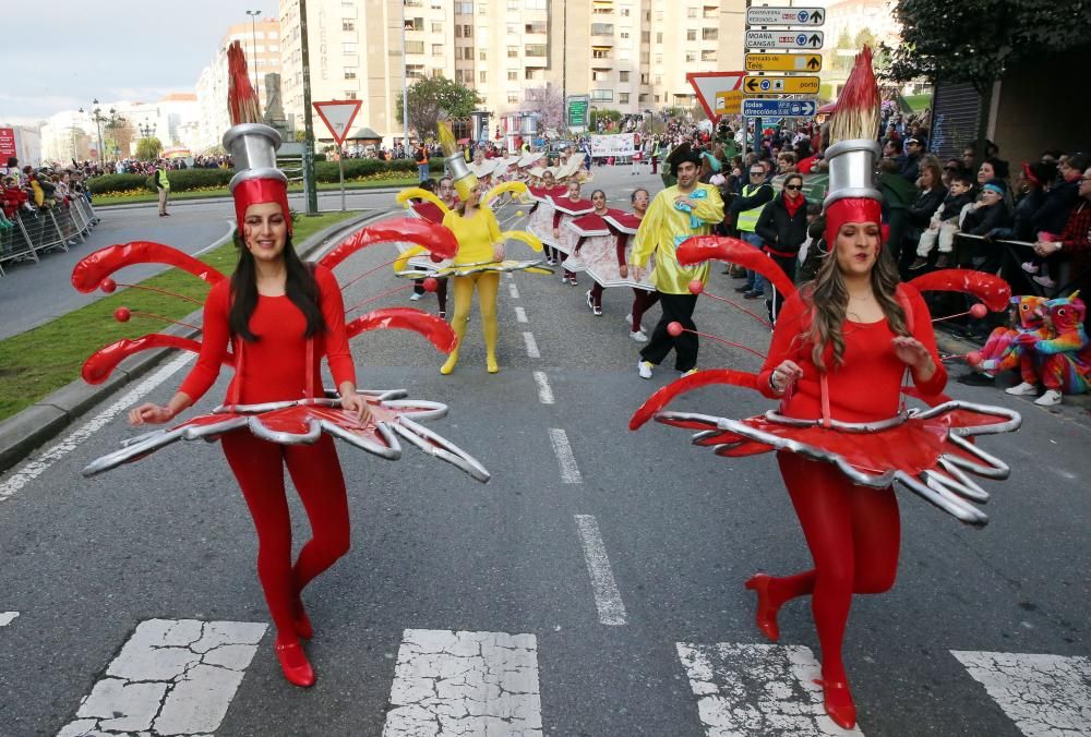 Miles de personas se congregan en el centro de la ciudad para seguir la marcha de las 28 agrupaciones que desfilaron entre Isaac Peral y la Porta do Sol.