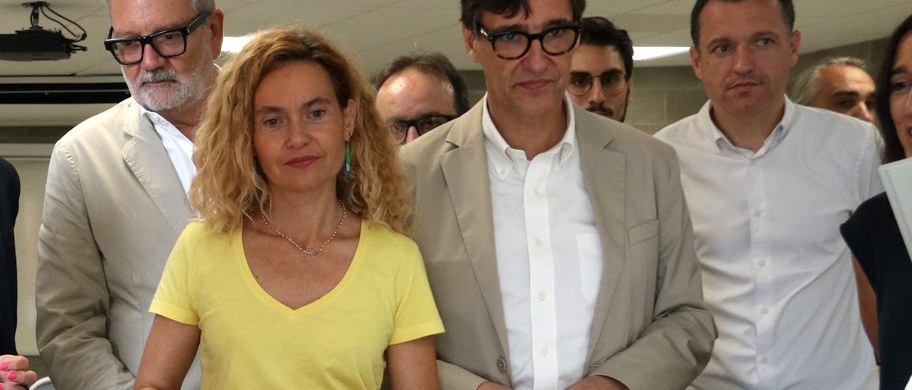 La candidata del PSC per Barcelona el 23-J, Meritxell Batet, amb el primer secretari, Salvador Illa, l'alcalde de Lleida, Fèlix Larrosa, i la candidata el 23-J a Lleida, Montse Mínguez, visitant una de les sales del centre de formació Ilerna.