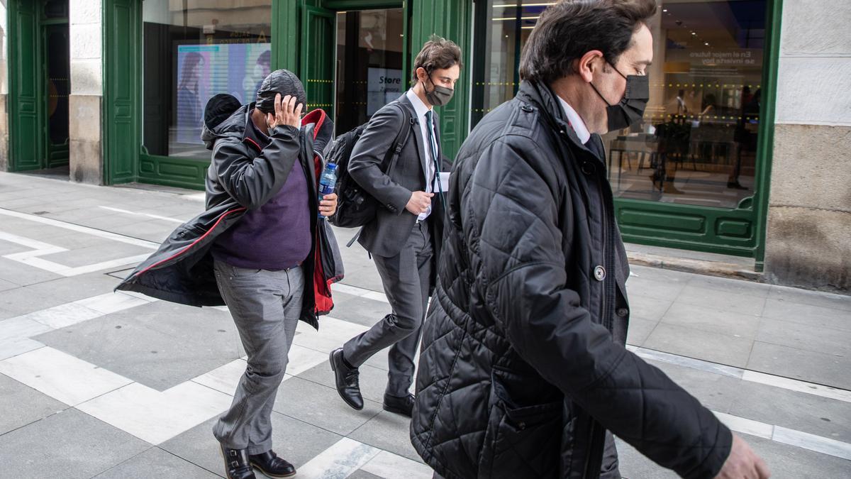 El jefe de Parques y Jardines de Zamora, Alberto Vega, se cubre la cara con la mano tras quedar en libertad.