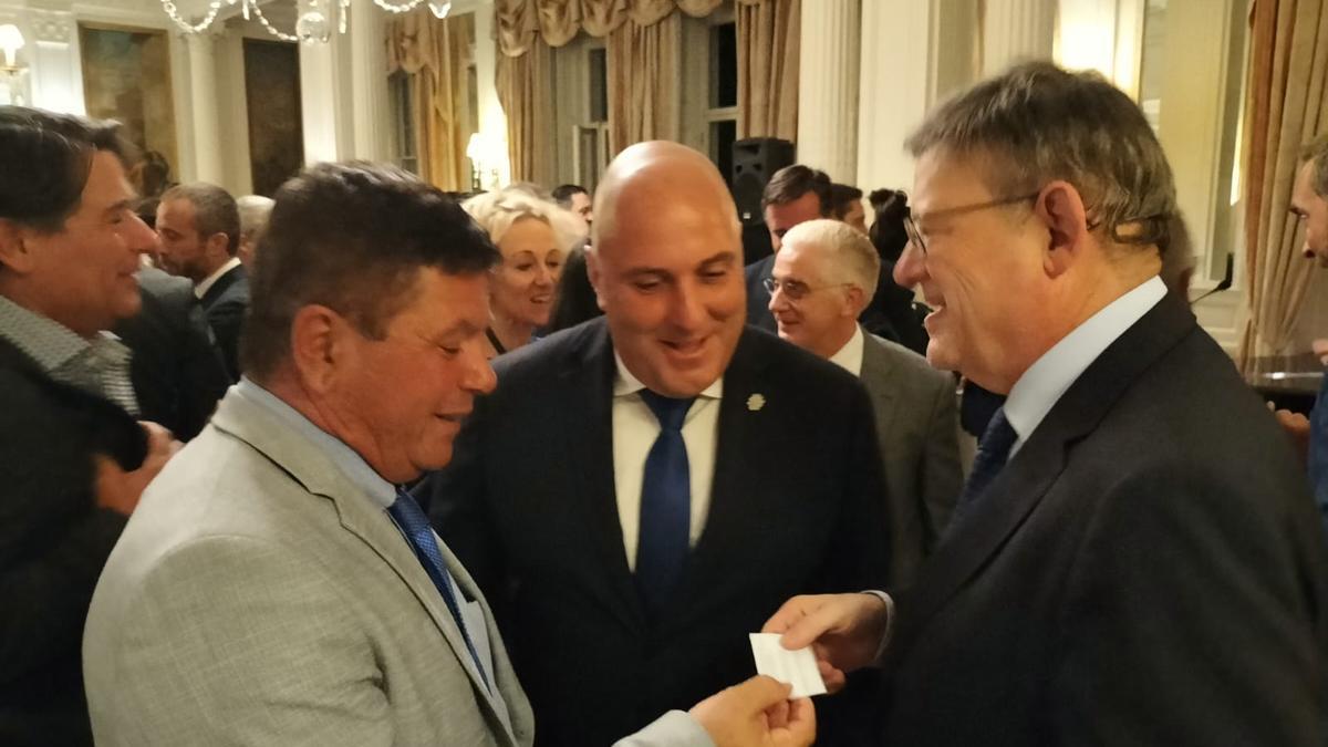 Pedro Armas, alcalde de Pájara, y Sergio Lloret, presidente del Cabildo de Fuerteventura, conversan con Ximo Puig, presidente de la Comunidad Valenciana.