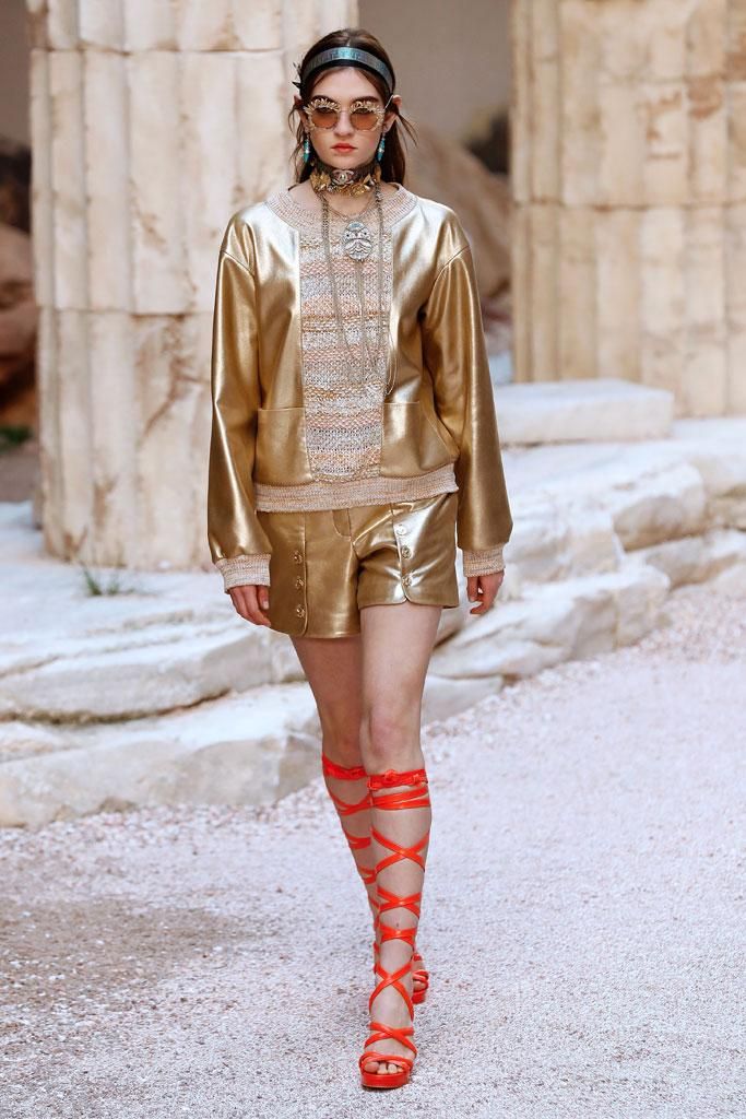Chanel Colección Crucero 2018: traje metalizado