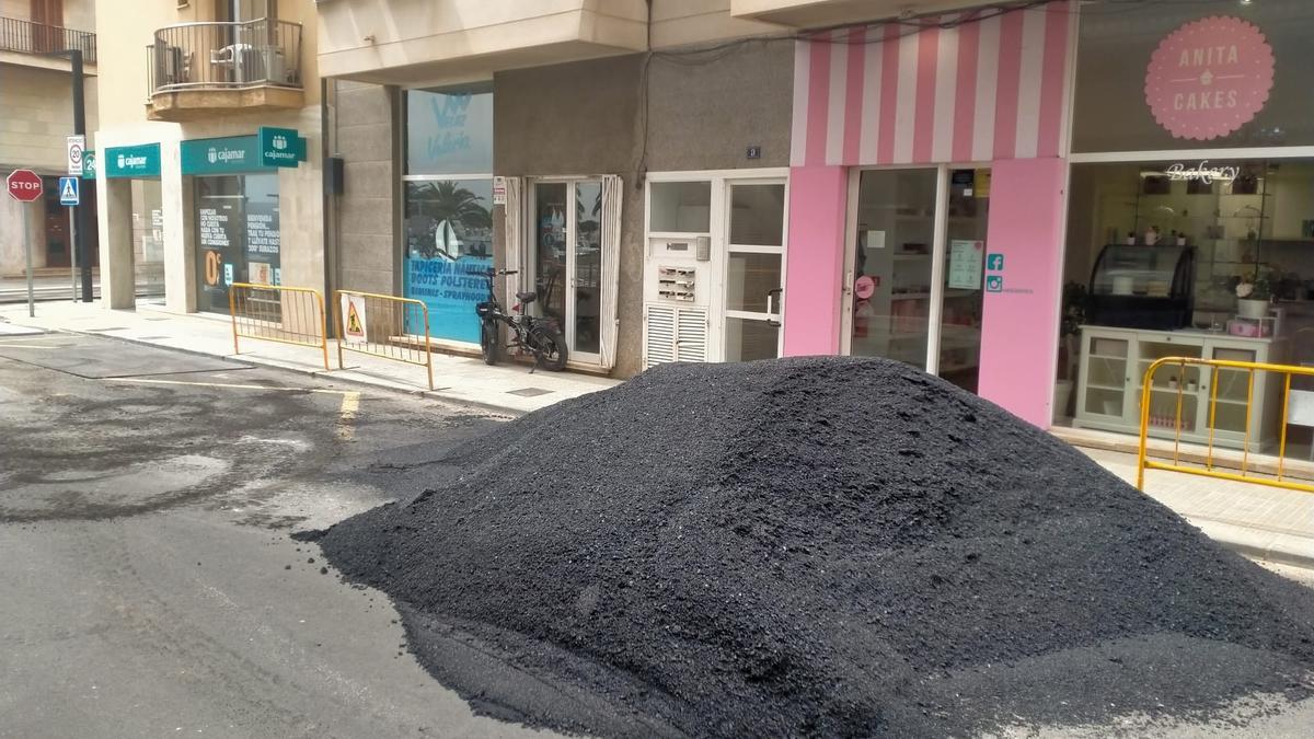 Un camión incluso ha descargado asfalto justo enfrente de un comercio.