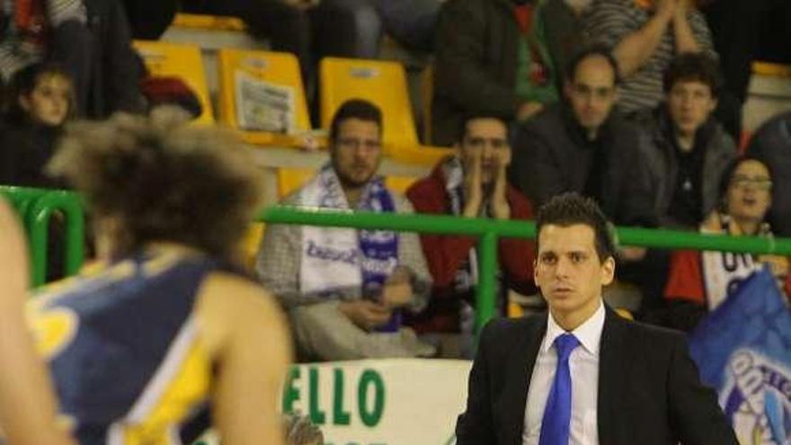 Rubén Perelló, entrenador del Lucentum. // J.Regal