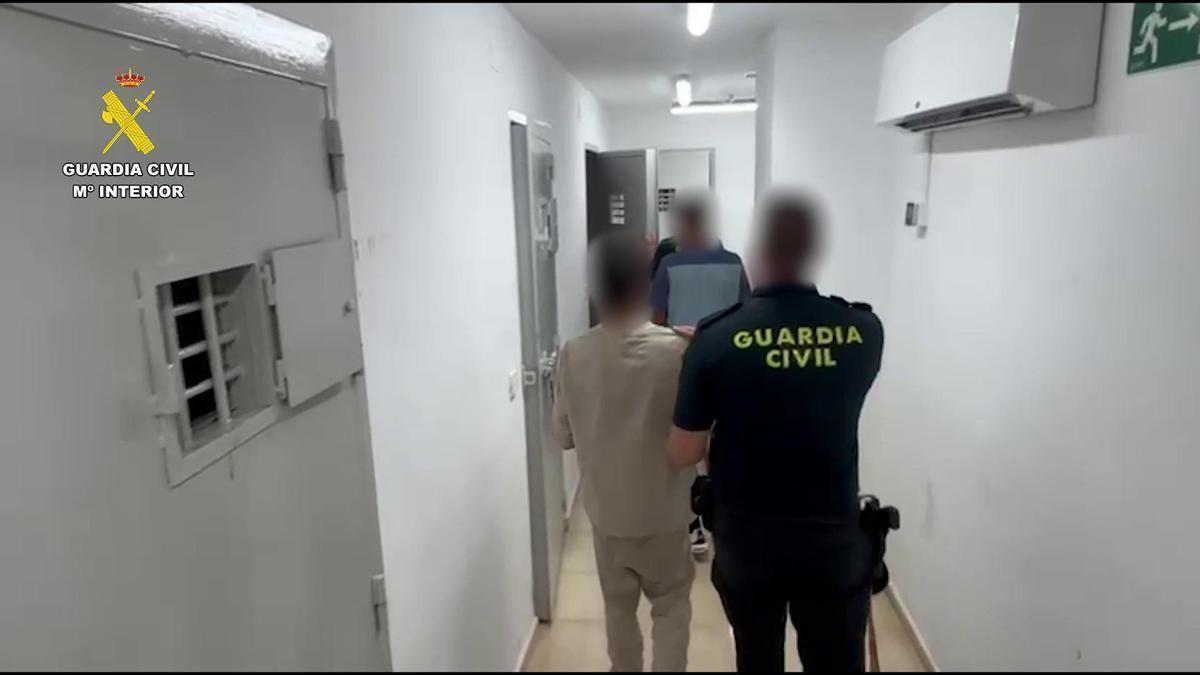 Traslado de uno de los tironeros a dependencias de la Guardia Civil de Torrevieja