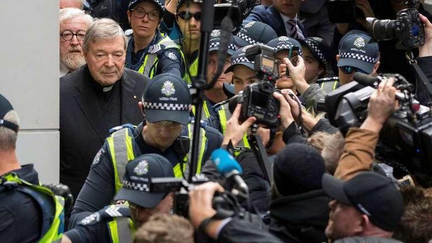 Pell, rodeado de policías, llega a la Magistratura de Melbourne.