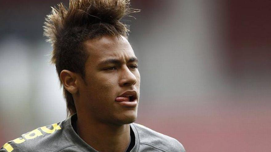 Neymar renueva con el Santos hasta el 2014