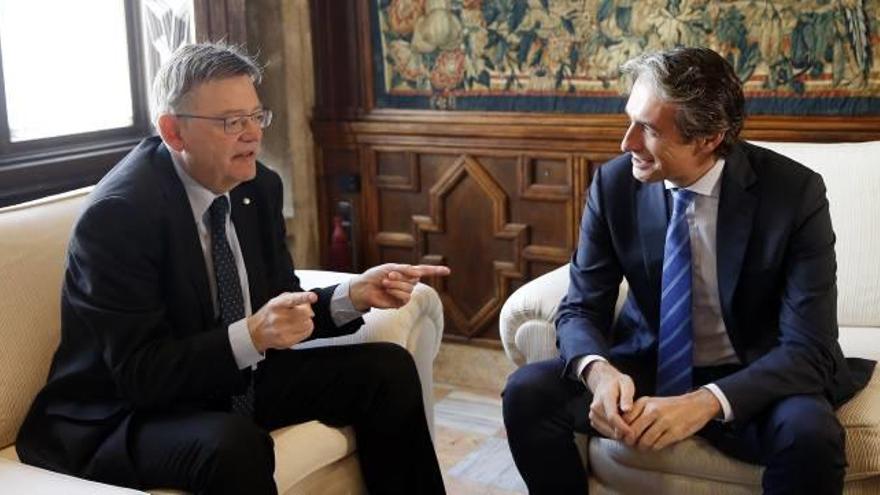 El presidente de la Generalitat, Ximo Puig, y el ministro de Fomento, Íñigo de la Serna, durante el encuentro que mantuvieron ayer.