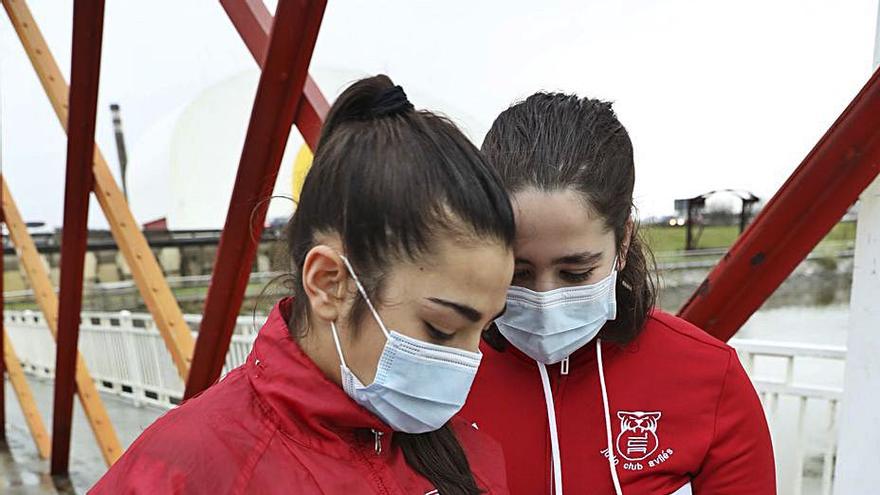 Alba Barreiro y Alicia Currás, comprobando sus tiempos en la aplicación  habilitada por la organización