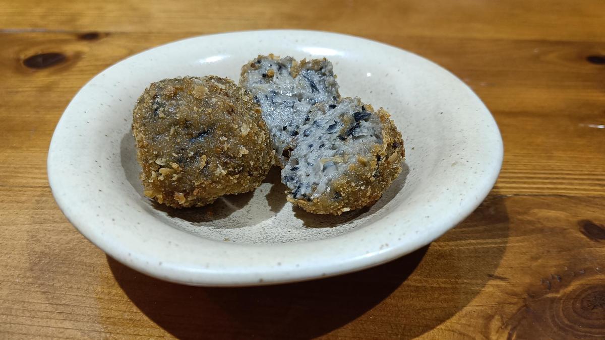 Croquetas de queso de tupí con trompetas de la muerte.