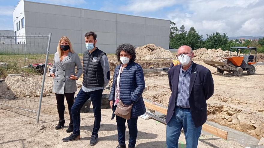 Un momento de la visita al polígono rianxeiro, ayer.