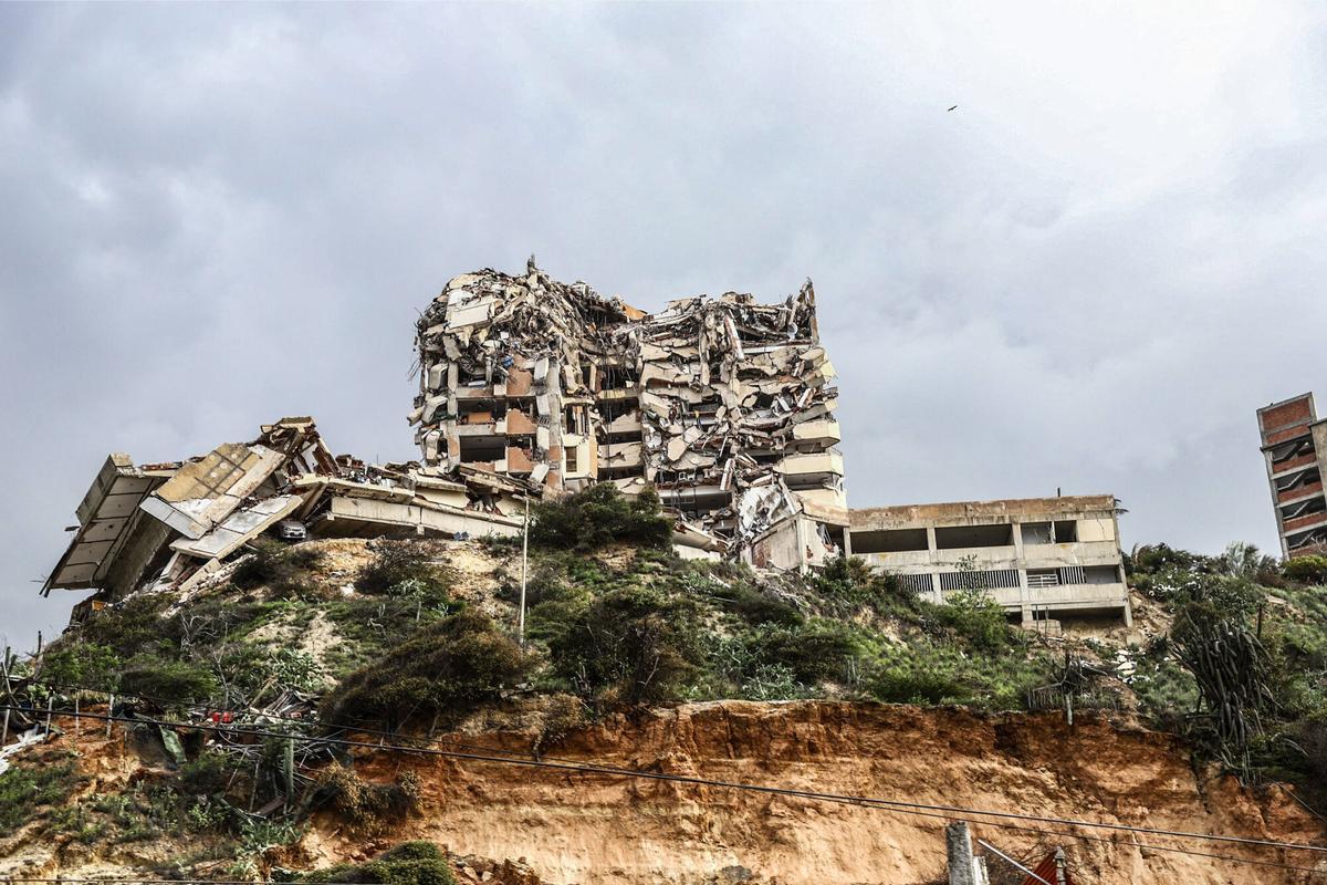 FILED - 02 July 2026, Venezuela, La Guaira: Widespread damage to buildings is seen following the powerful earthquakes that struck Venezuela. According to official figures, more than 2600 people have been killed, more than 12,000 were injured and thousands have been displaced after powerful earthquakes struck Venezuela's northern Caribbean coast. Photo: Laura De Chiclana/Jna Press/Nexpher via ZUMA Press Wire/dpa Laura De Chiclana/Jna Press/Nexp / DPA 02/07/2026 ONLY FOR USE IN SPAIN. Laura De Chiclana/Jna Press/Nexp / DPA;earthquake;disaster;society;Week in Pictures - Venezuela
