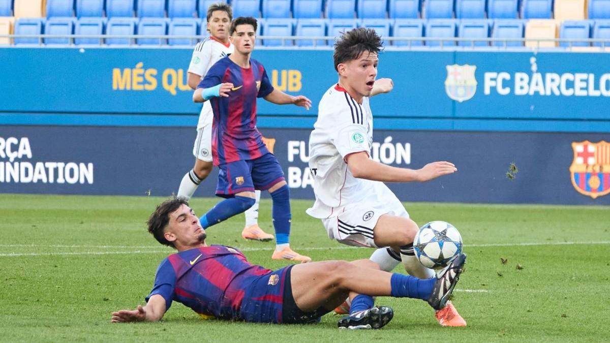 Guille lucha por un balón en el Barça-Eintracht