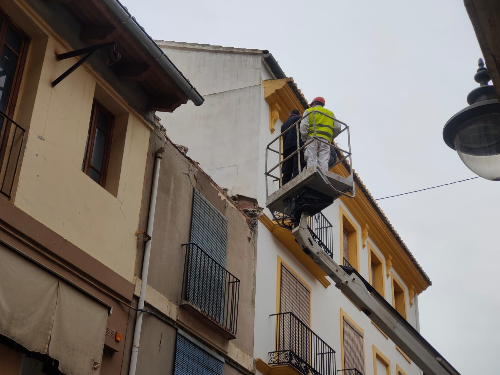 Revisan el estado del tejado de una casa abandonada en el casco antiguo de Xàtiva