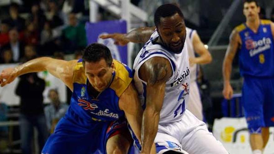 Sergio Sánchez y Hasbrouck luchan por un balón.