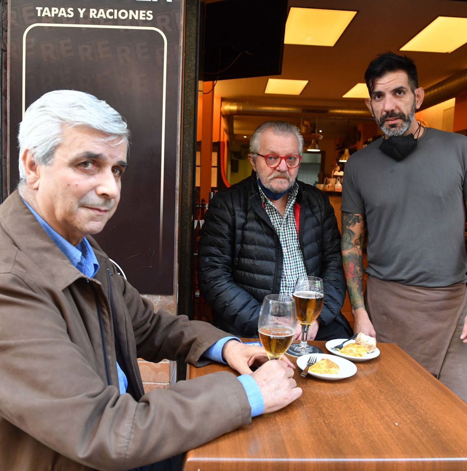 Antonio Blanco y Ataúlfo Domínguez, en un bar de la calle Costa Rica, junto a su dueño, Miguel.  | / V. ECHAVE