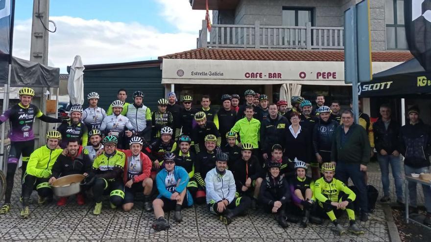 Más de 70 ciclistas participan en la IV Ruta dos Callos de RG Bikes