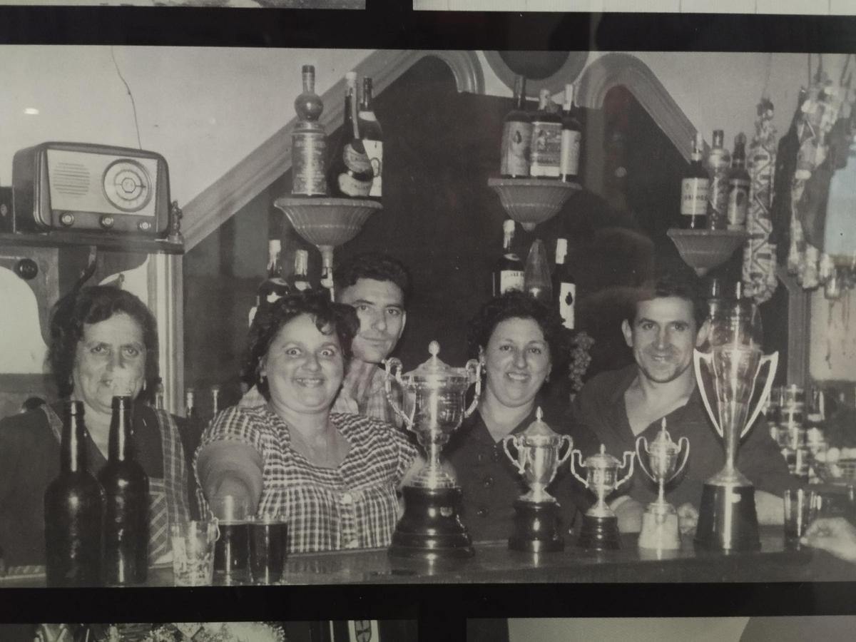 Clientela en la bar La Vega en una foto del archivo familiar.