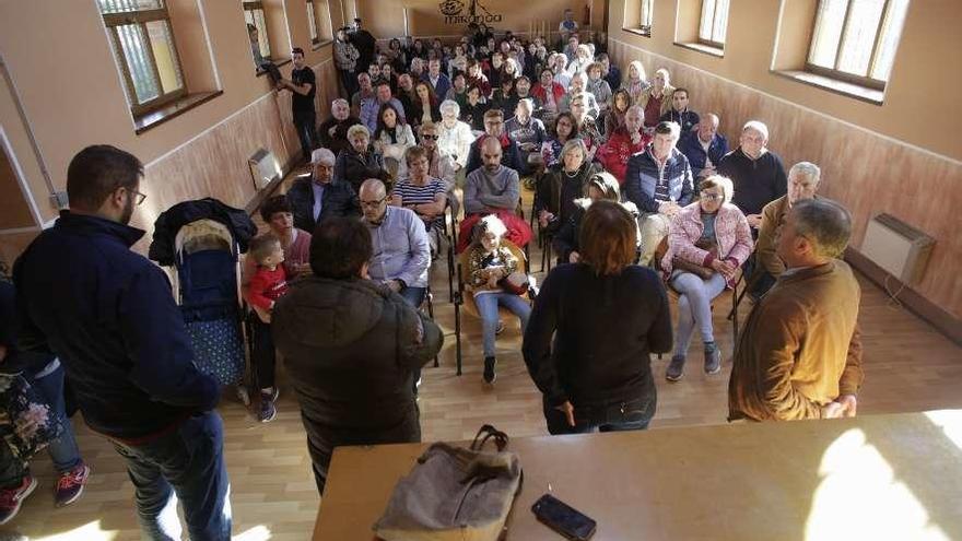 De espaldas, por la izquierda, Cástor Conde, Fernando Baudín, Pilar Varela y el dirigente vecinal Félix Rodríguez, ayer, durante la asamblea en la Casa de Cultura de Miranda.