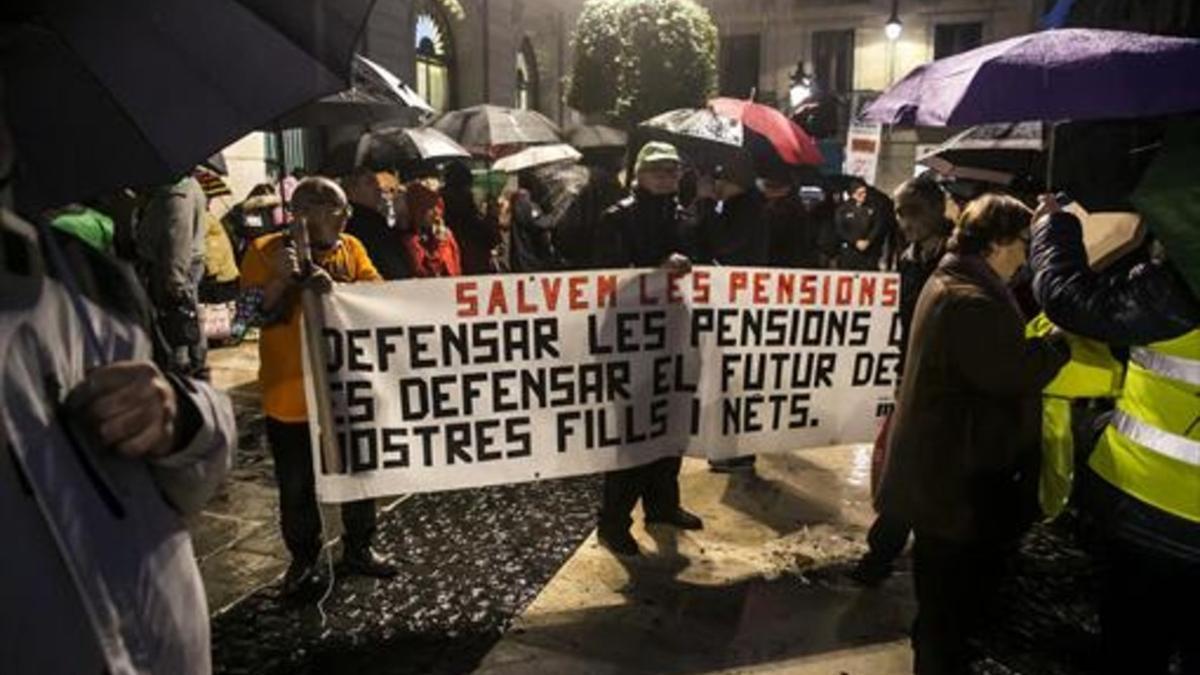 Protesta 8 Concentracion de plataformas de pensionistas en la plaza de Sant Jaume el pasado martes.