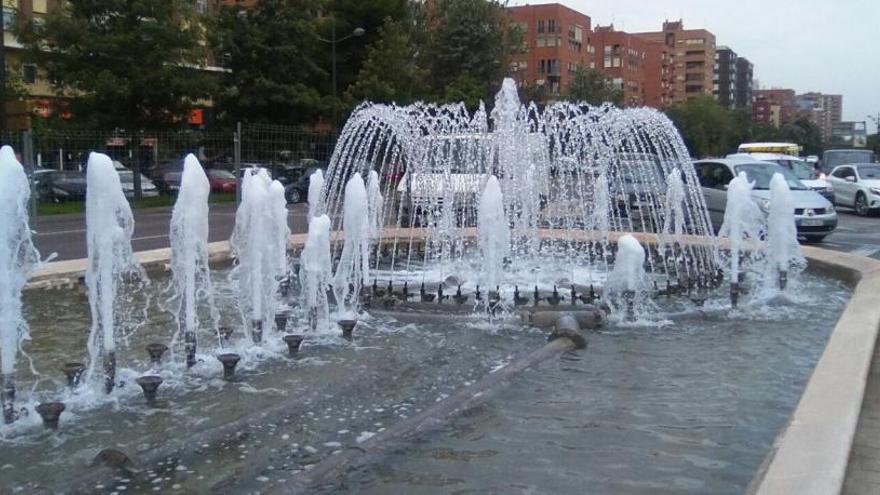 El ayuntamiento repara la fuente de la avenida del Cid