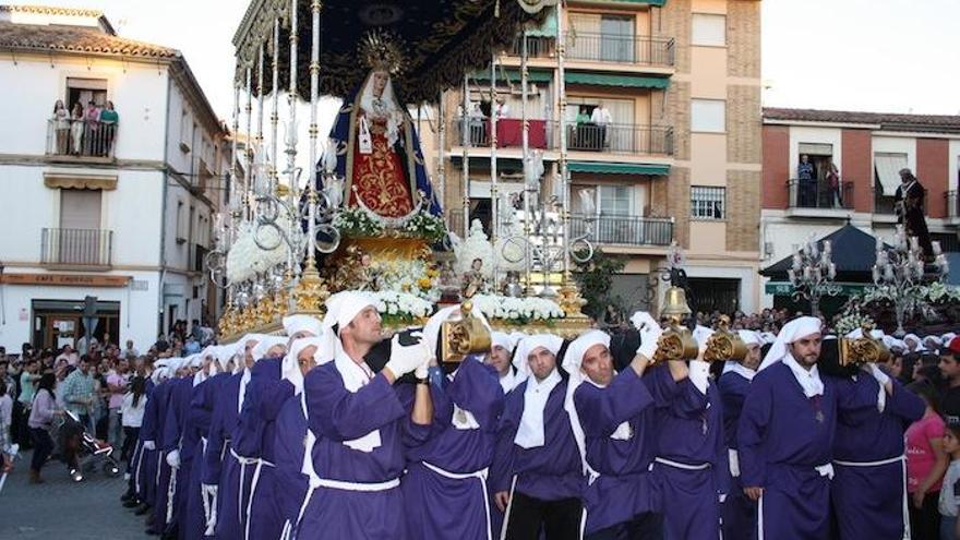 Imagen de la Virgen de la Piedad con el Cristo del Rescate al fondo.