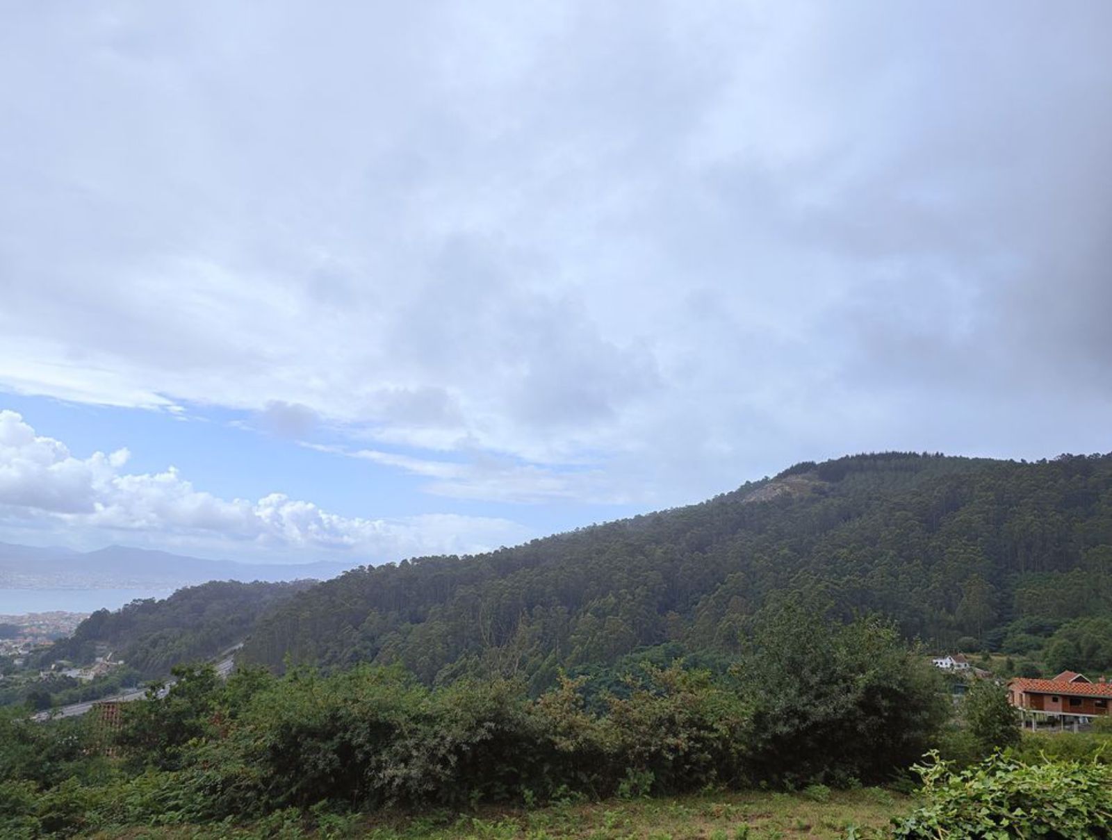 La ladera moañesa del monte, con la Ría de Vigo al fondo. / S.A.