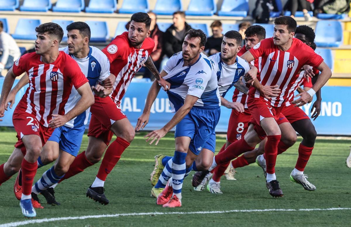 Jugadores del Alcoyano y Atlético de Madrid B disputan un libre indirecto en El Collao