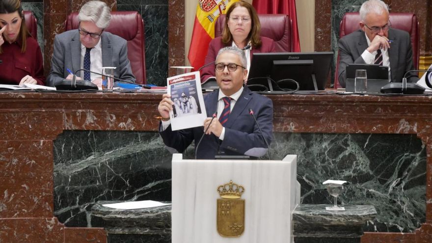 Las portadas de La Opinión de la moción de censura se cuelan en la Asamblea cuatro años después