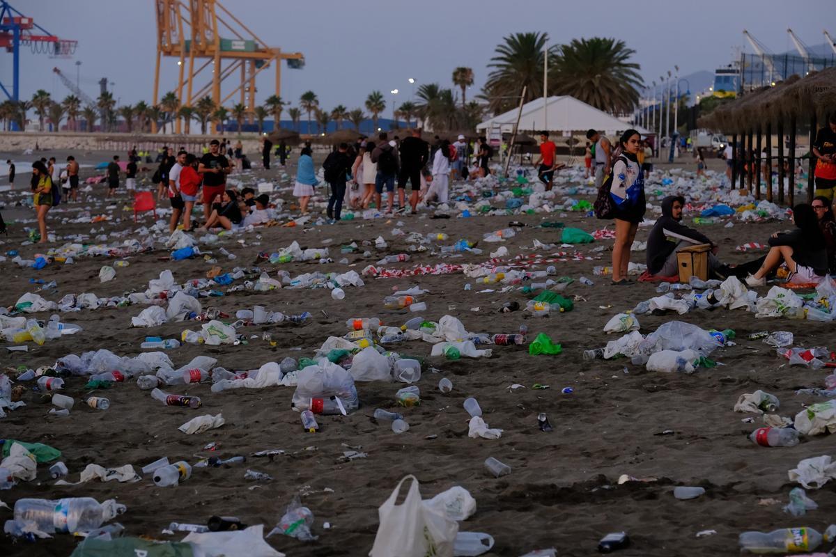Toneladas de basura se acumulan en la playa tras celebrar la Noche de ...
