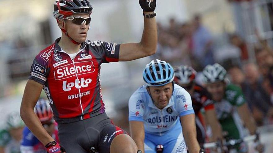 El corredor belga del equipo Silence - Lotto, Greg Van Avermaet (i), celebra su victoria, ante el italiano del Geroslteiner, Davide Rebellin, en la novena etapa de la Vuelta ´08 disputada entre las localidades de Vielha (Lleida) y Sabiñánigo (Huesca), de 200 kms.