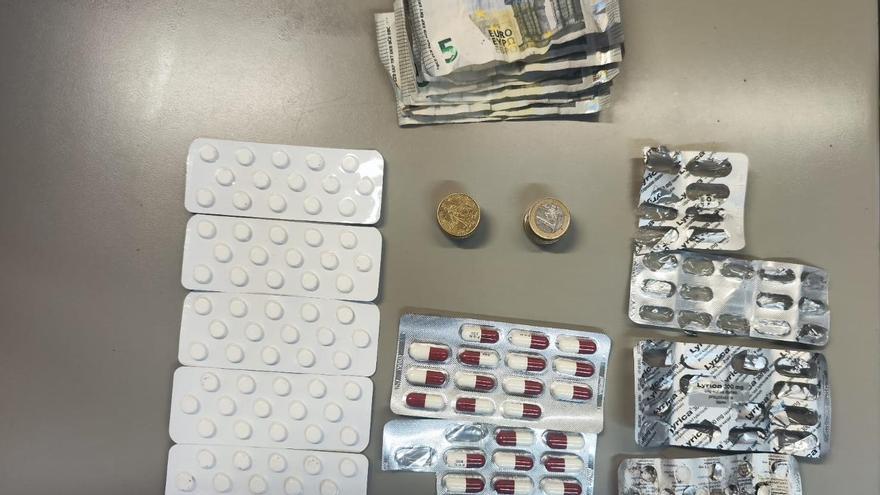 Els medicaments i els diners intervinguts pels Mossos.