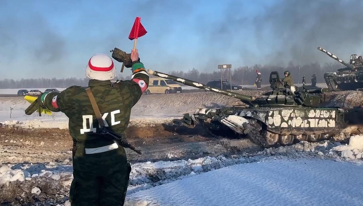 Tanques rusos se dirigen hacia su país después de ejercicios conjuntos de las fuerzas armadas de Rusia y Bielorrusia, como parte de una inspección de la Fuerza de Respuesta del Estado de la Unión, cerca de Brest.