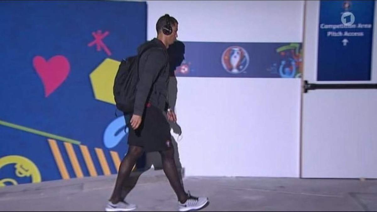 Cristiano Ronaldo luce unas curiosas medias a su llegada al Parque de los Príncipes para medirse con Austria.