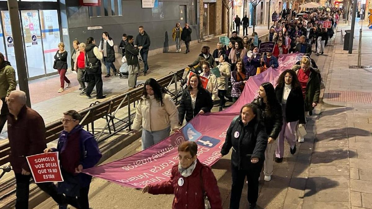 Cientos de personas han participado en la manifestación por el 8-M en Vinaròs.