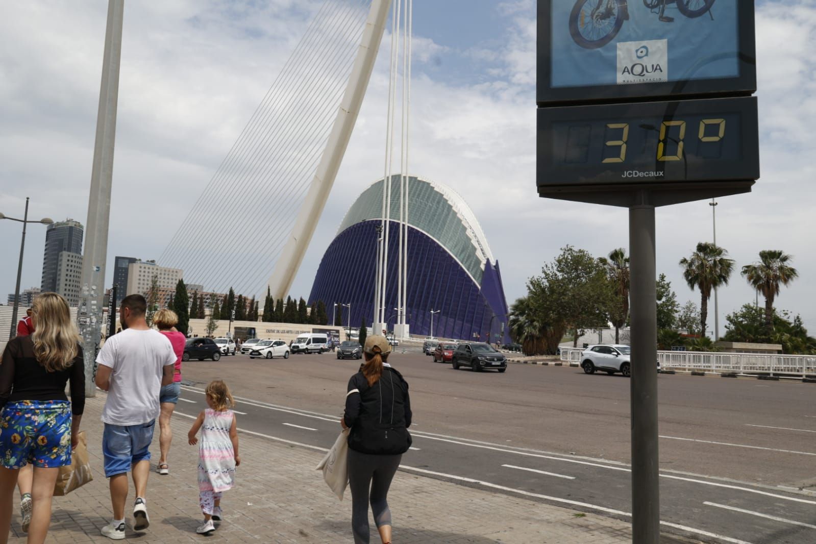 Calor en València en una jornada con poco sol y nubes