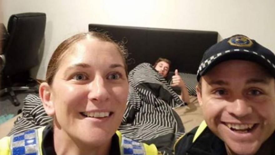 Dos policías se hacen un selfi con un joven borracho tras llevarlo a casa y meterlo en la cama