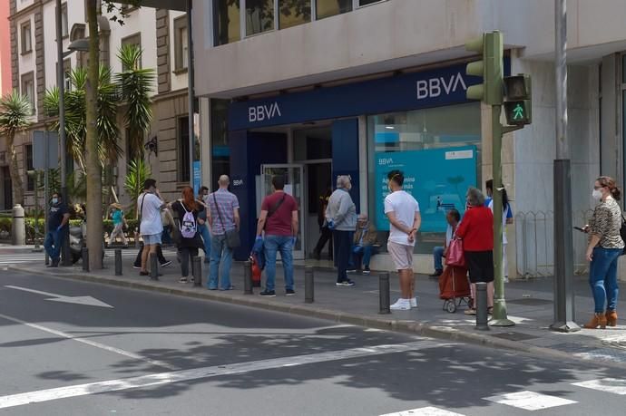 04-05-2020 LAS PALMAS DE GRAN CANARIA. Colas en cajeros automáticos de diversos bancos. Fotógrafo: Andrés Cruz  | 04/05/2020 | Fotógrafo: Andrés Cruz