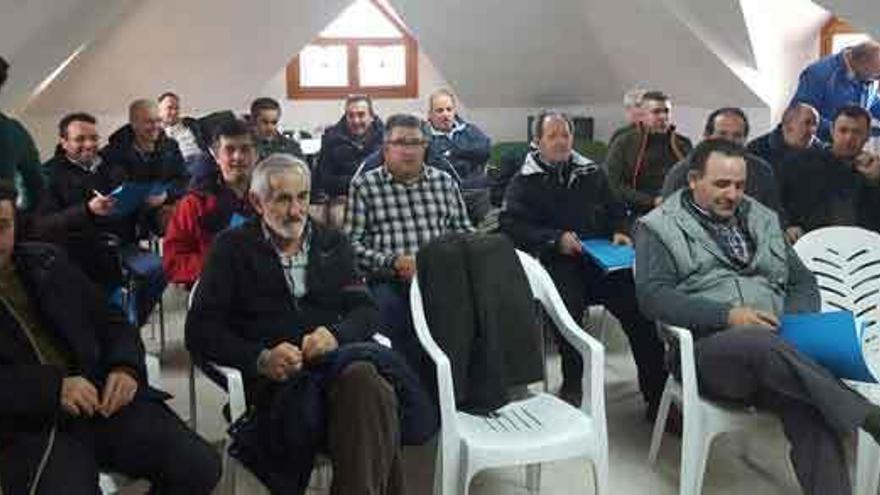 Regantes de la comarca de Tábara durante la reunión celebrada el martes en Moreruela de Tábara.