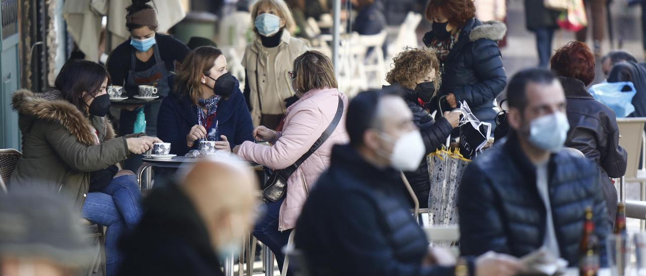 El terraceo de mediodía resiste pese al viento y la lluvia con las nuevas restricciones por la pandemia