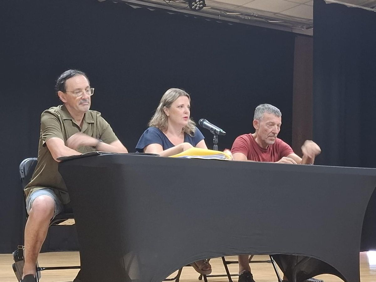 La alcaldesa, el concejal de Medio Ambiente, Juan Morató, y el presidente de la asociación Amics de la Muntanya, en la asamblea.