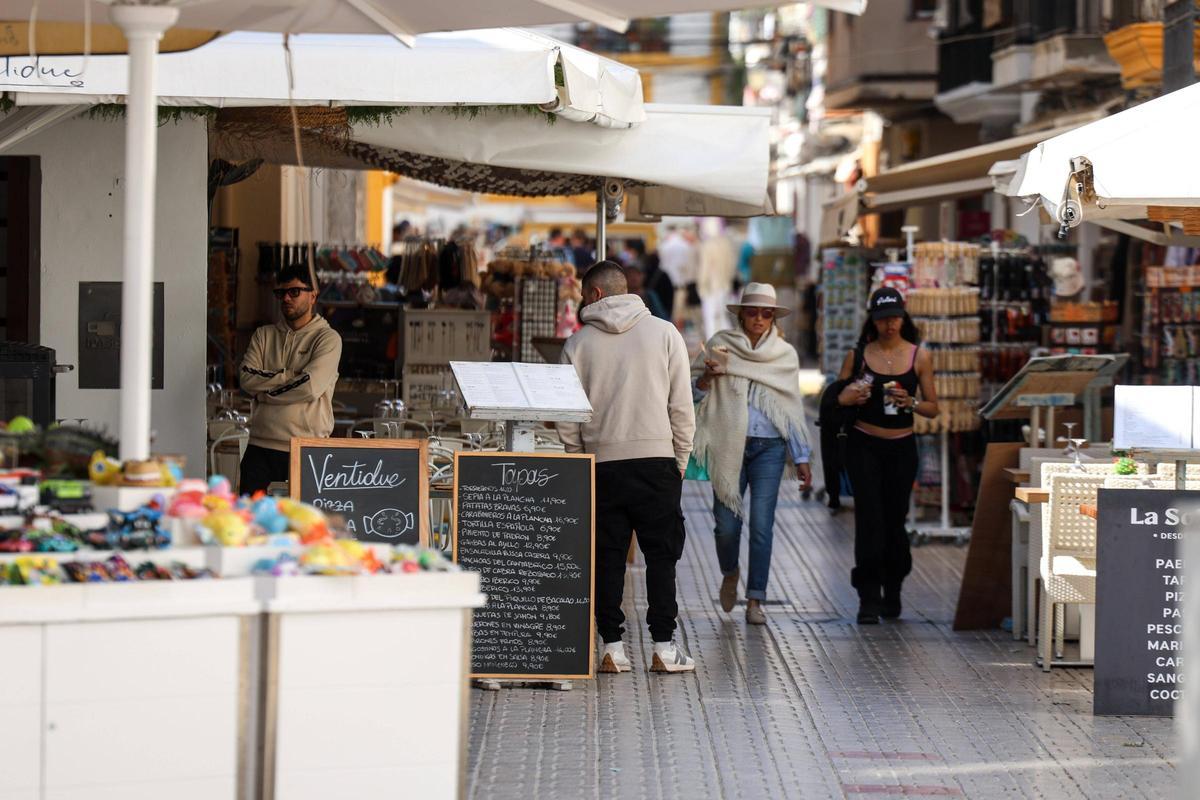 La mayoría de los establecimientos del barrio de La Marina, ya abiertos al público.