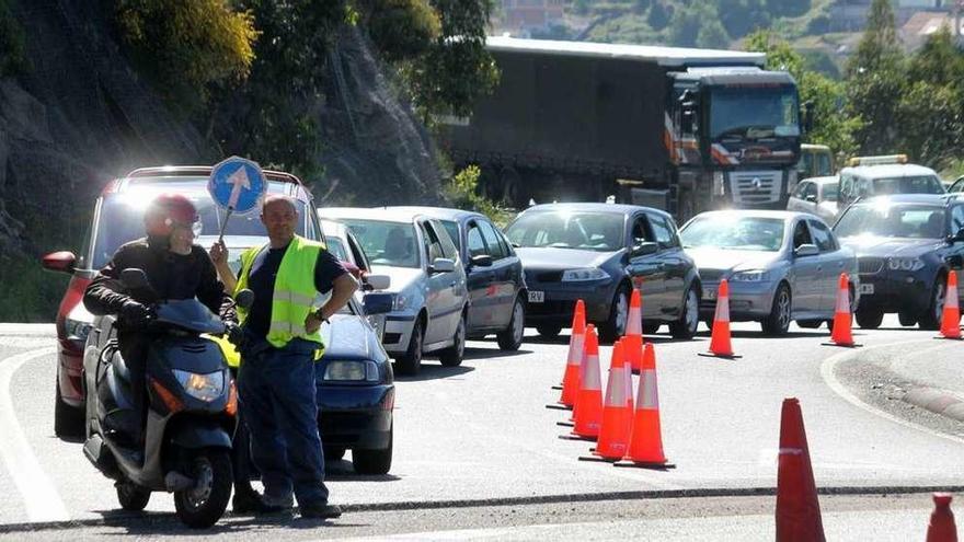 Retenciones en el Corredor do Morrazo hacia la autopista en Vilaboa.  // S. Álvarez