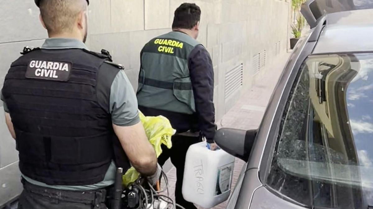 Dos agentes de la Benemérita, durante la investigación.