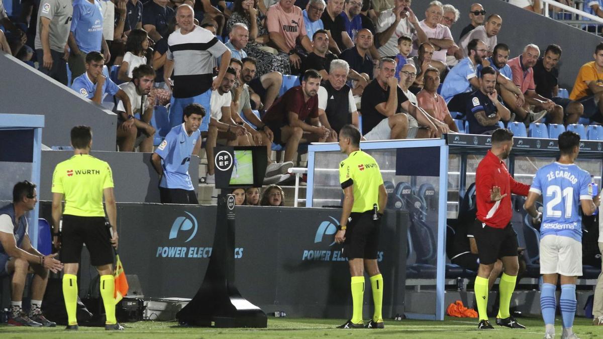 El VAR vuelve a chivarse para penalizar a la UD Ibiza  tras anular un penalti que pitó el árbitro