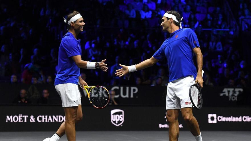 Nadal y Federer celebran un punto en su partido ante Tiafoe y Sock.