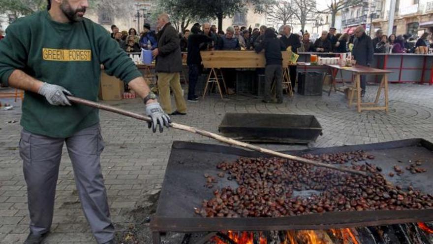 El asado tradicional de las castañas, ayer, en la carpa de Porlier.